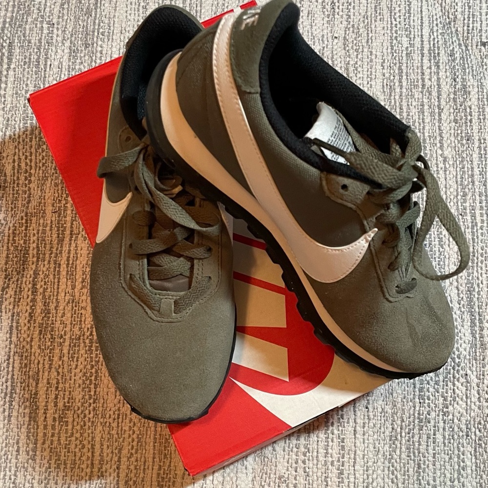 Women’s Nike Pre-Love X.O. Shoes. Dark Green. Size 7.